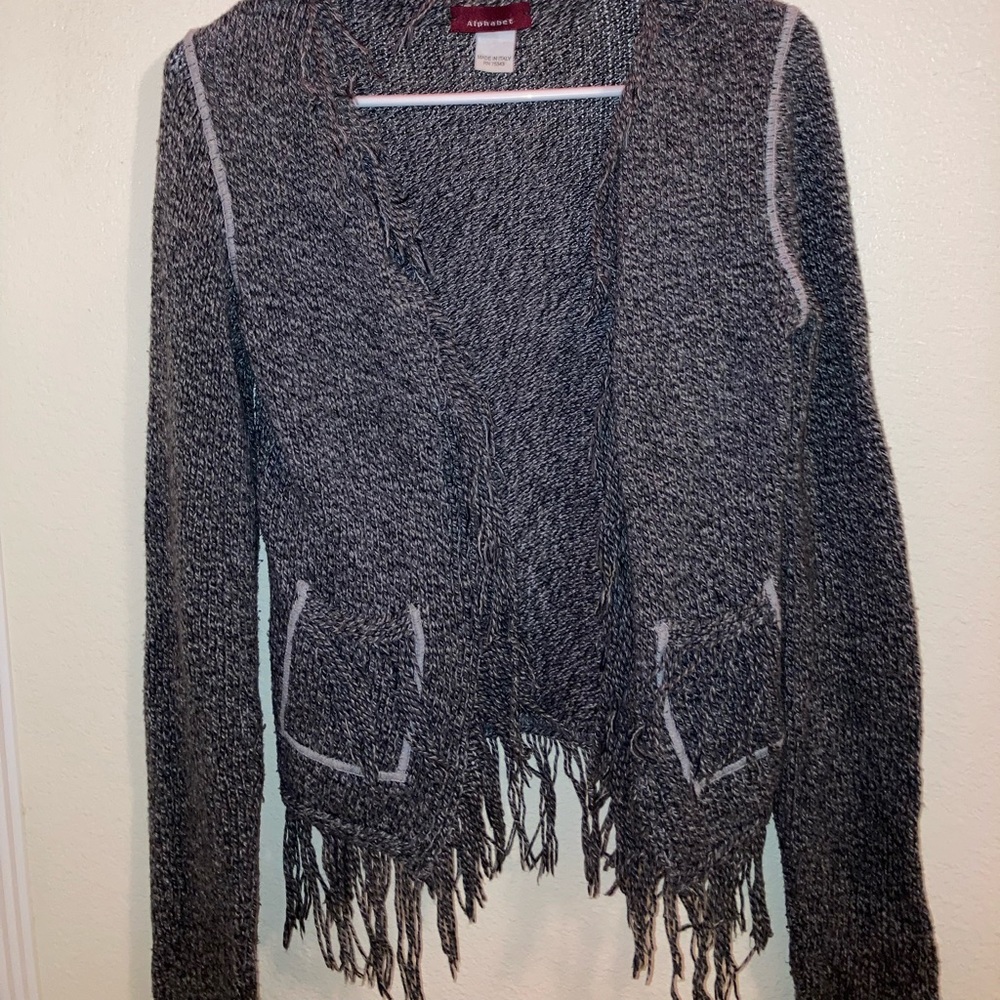 Grey knitted sweater with frayed strands size s